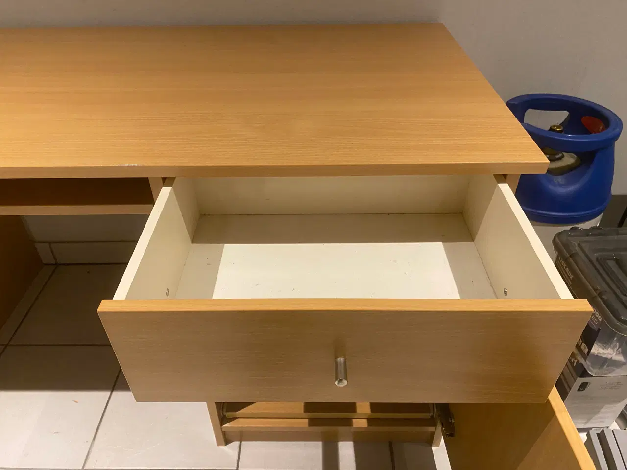 Billede 4 - Skrivebord med skuffe, skab og tastatur-udtræk.