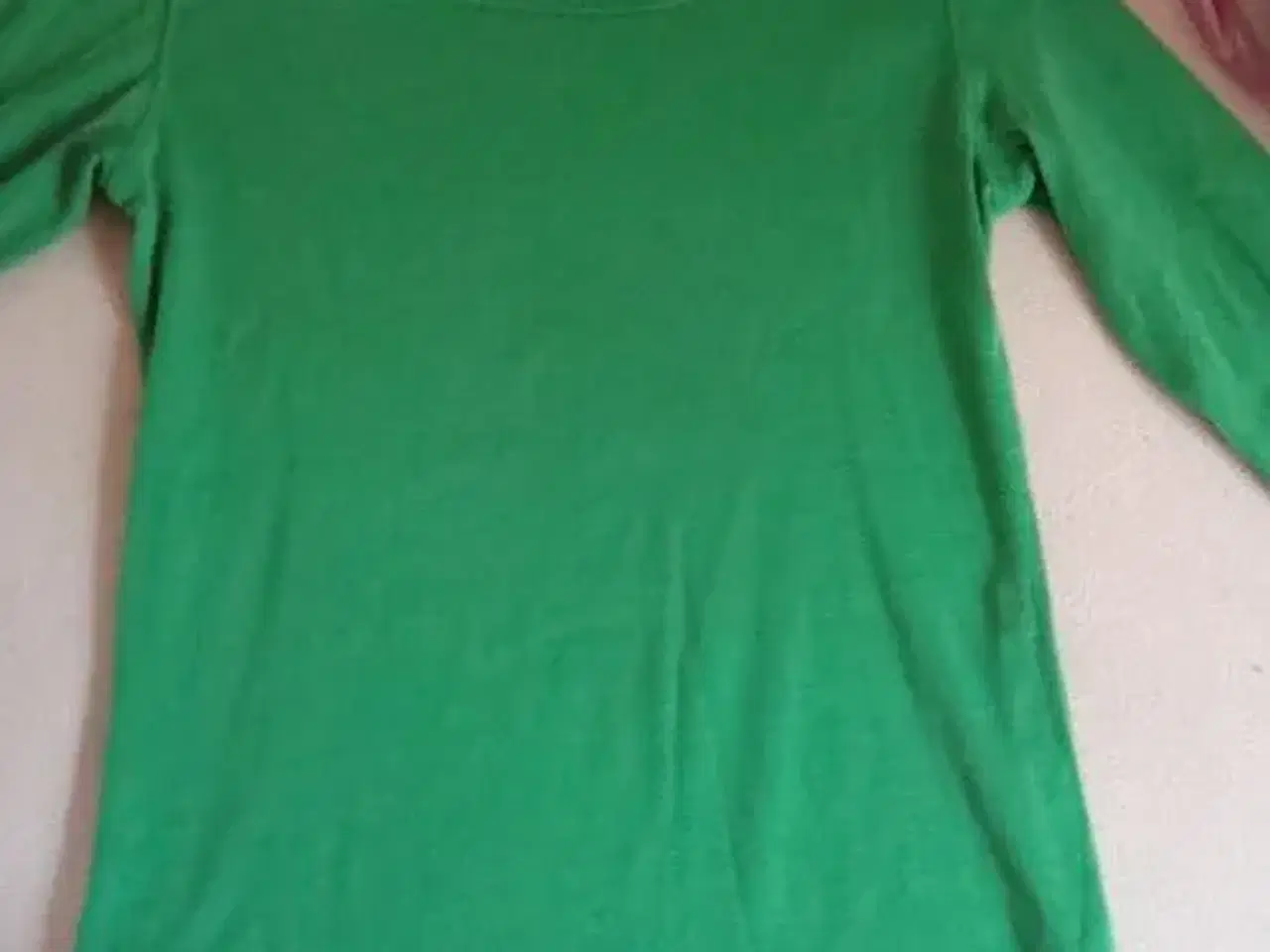 Billede 1 - Græsgrøn langærmet t-shirt sælges