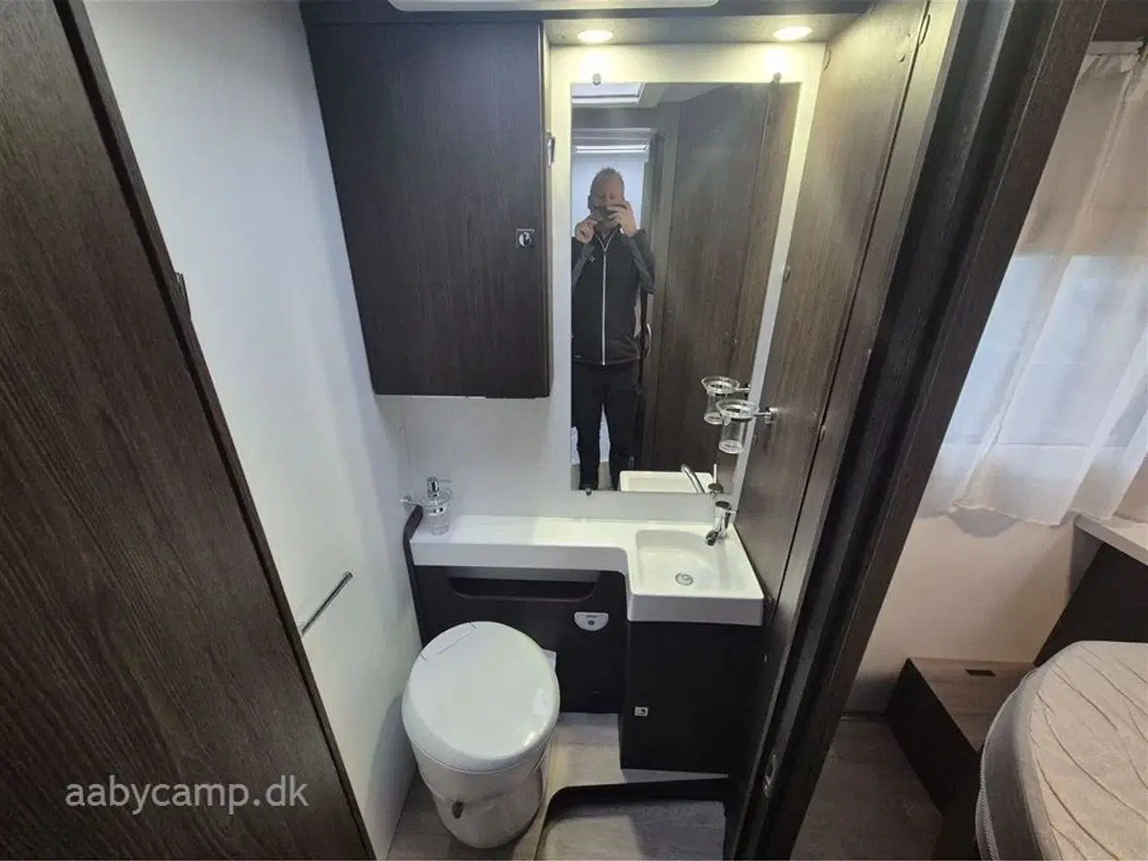 Billede 16 - 2022 - Benimar Tessoro 497   Nk pakke. Automatgear. solceller. Lithium batteri. Markise. cykelstativ. Queensbed. A/C.