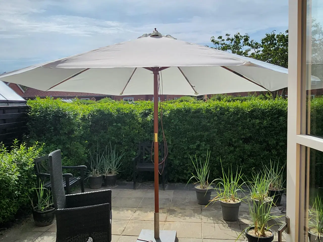 Billede 2 - Stor parasol i træ med fod 