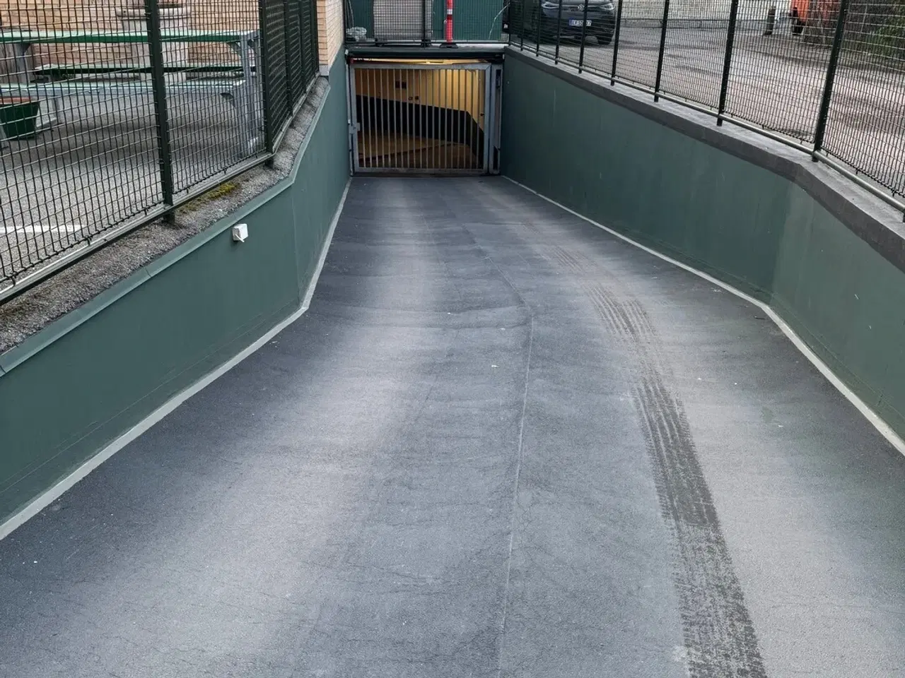 Billede 4 - Parkering i aflåst parkeringskælder med elektriske porte