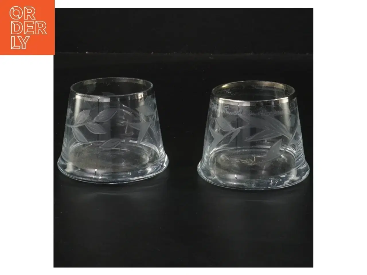 Billede 1 - Glas lysestager med bladmønster (str. Ø 5,5 cm højde 5,5 cm)
