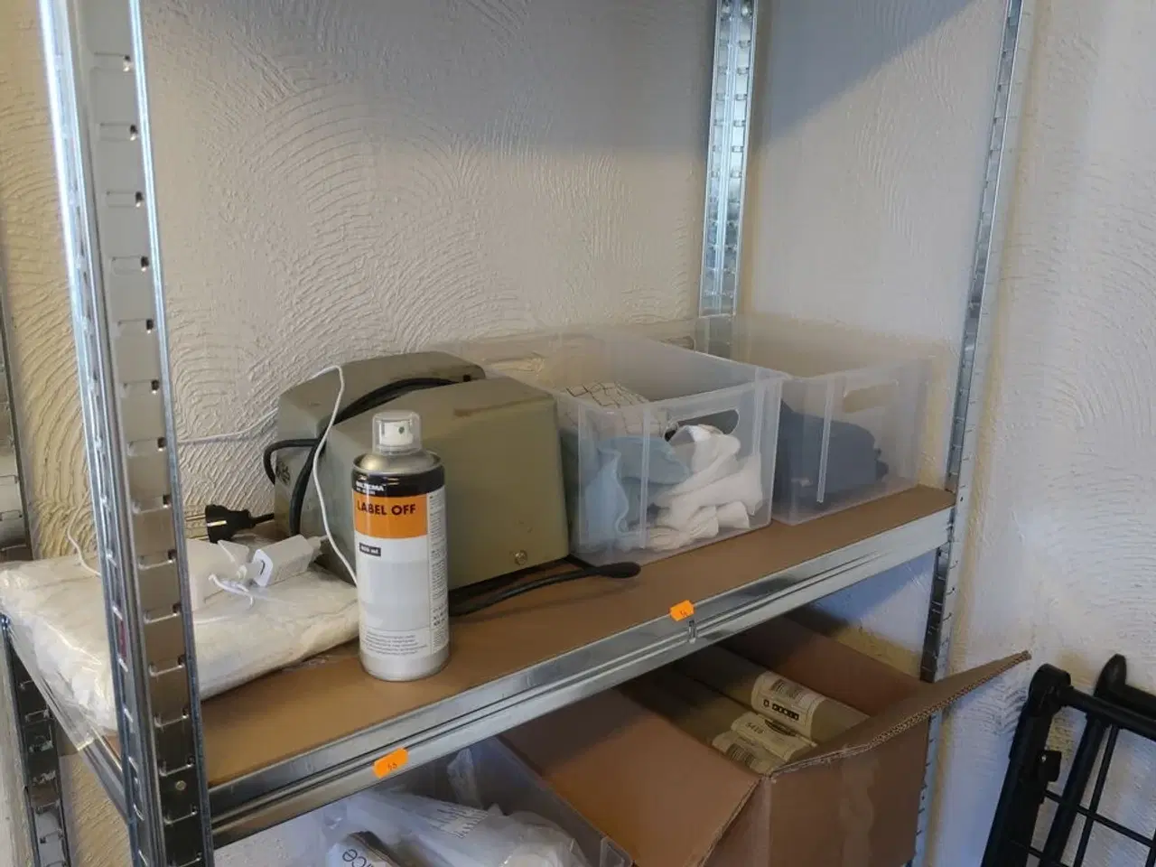 Billede 3 - Reol med indhold