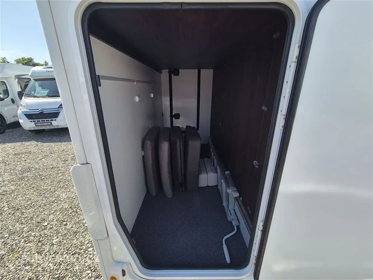 Billede 24 - 2020 - Benimar Tessoro T487 NK   NK Pakke. Automatgear. solceller. markise. Batterier. Cykelstativ. Thetford ovn. kun 49000 km!!
