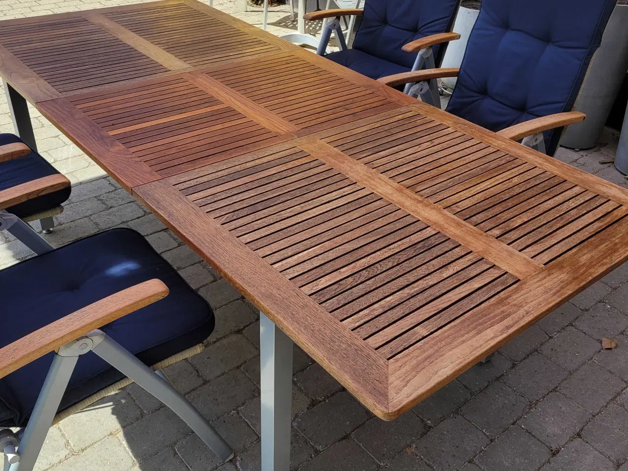 Billede 2 - Teaktræsbord med 10 stole.