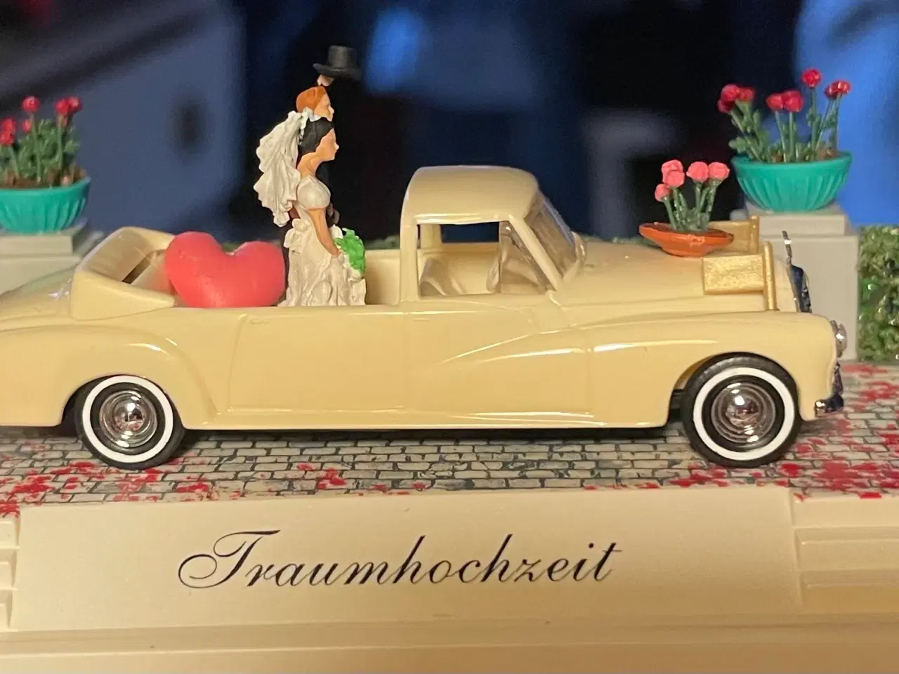 Billede 8 - Busch diorama, nygifte med bil m.m. H0