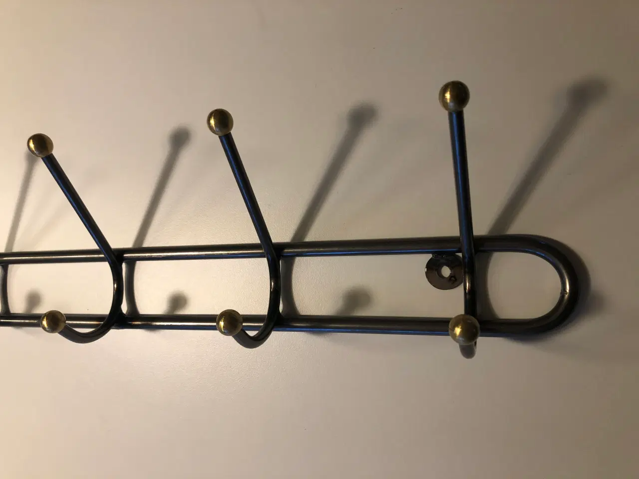 Billede 3 - Knagerække i lakeret stål med messing "knopper"