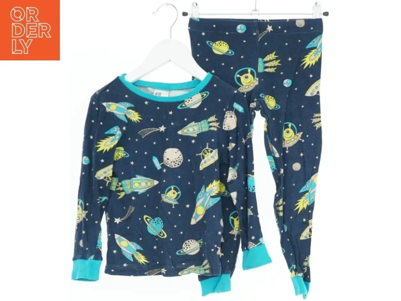 Billede 1 - Børnepyjamas med rumtema fra H&M (str. 116)
