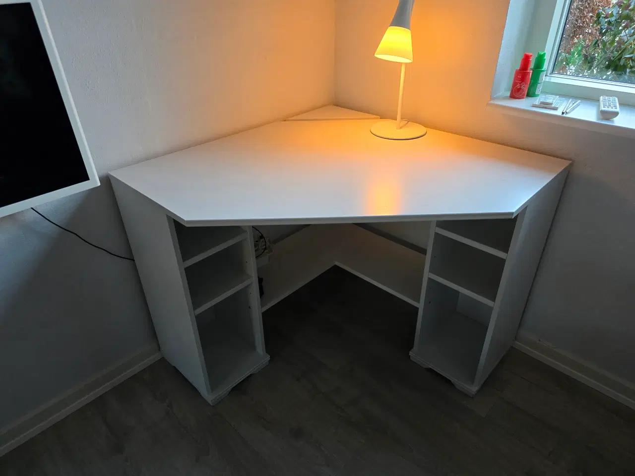 Billede 1 - Mindre hvidt hjørneskrivebord