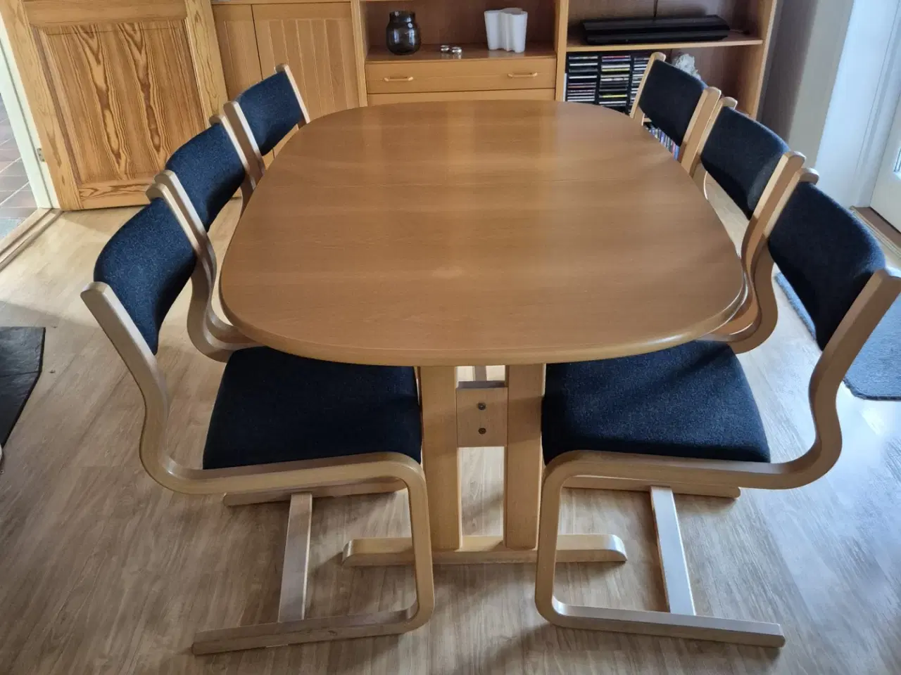 Billede 1 - Spisebord i bøg 