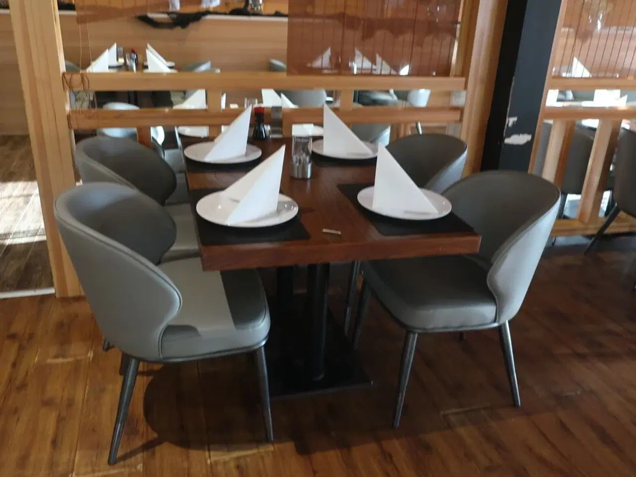 Billede 1 - Bord og 4 nye stole