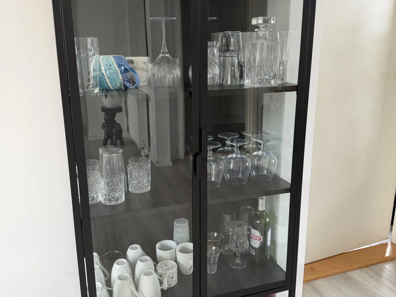 Billede 1 - VIRUM 2 låger sort Vitrineskab fra Jysk. 