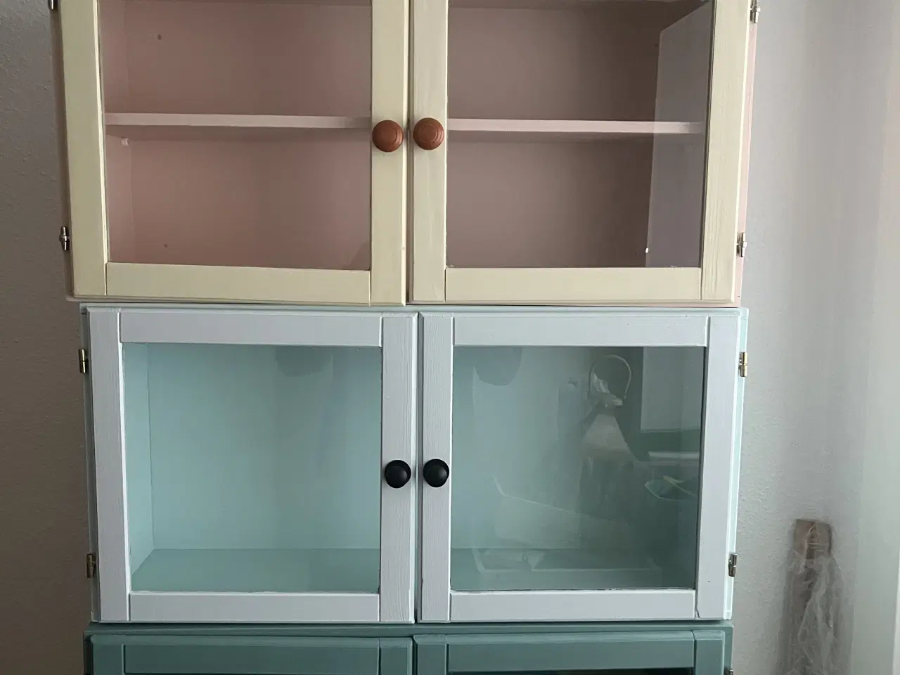 Billede 1 - 3 pæne vægskabe med glaslåger – unikke farver