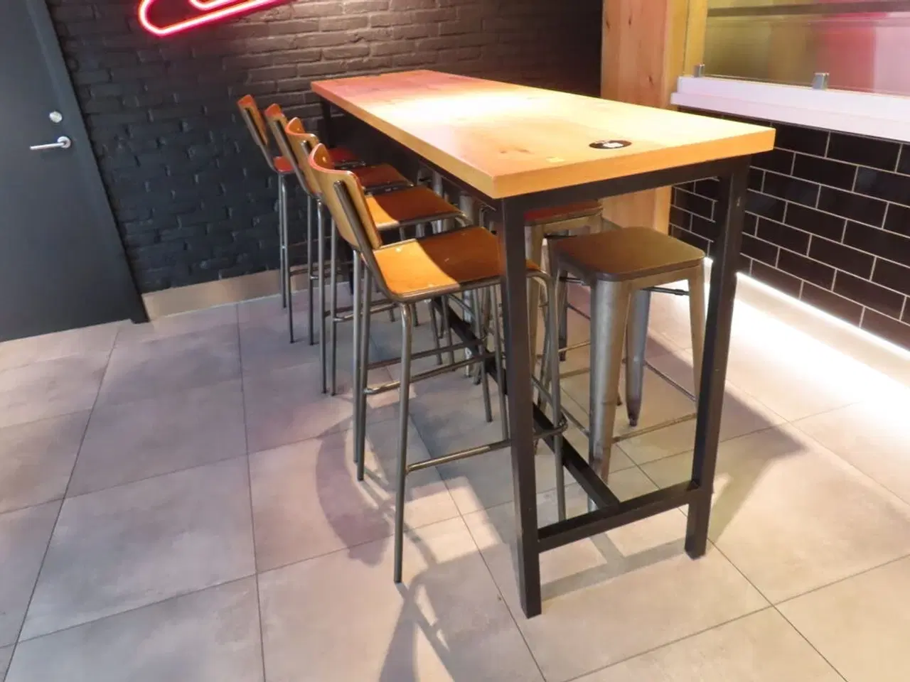 Billede 1 - Højbord med fire stole og fire skamler