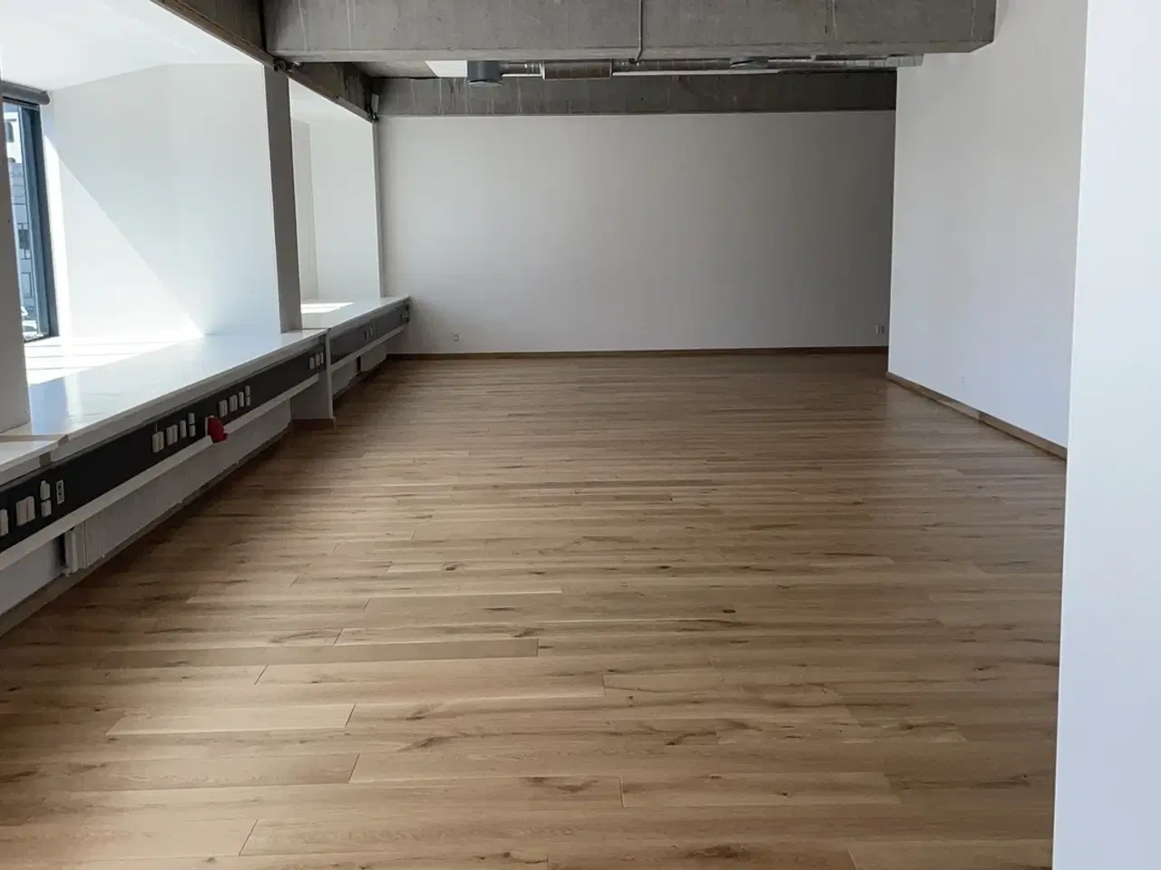 Billede 2 - Nyrenoveret kontor med havneudsigt