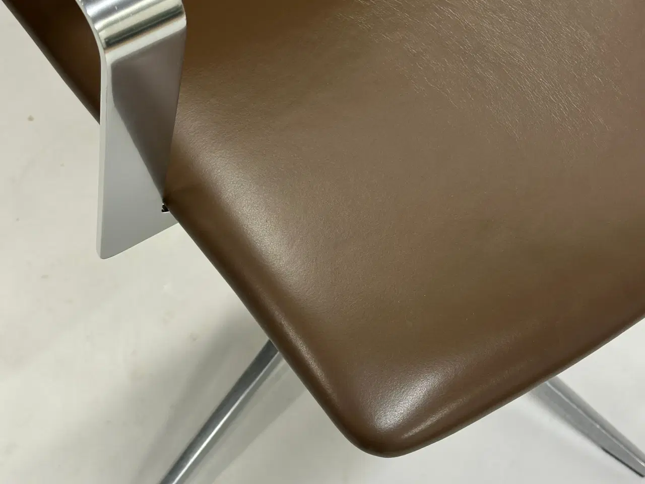 Billede 7 - Four Design - 4-Cast® XL Mødestol (Mørkebrun m. krom armlæn)