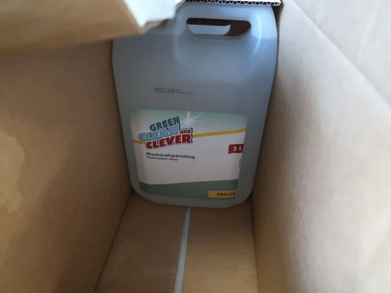 Billede 21 - 3 fag lagerreoler med div. Rengøringsmidler, rengøringsartikler m.m.