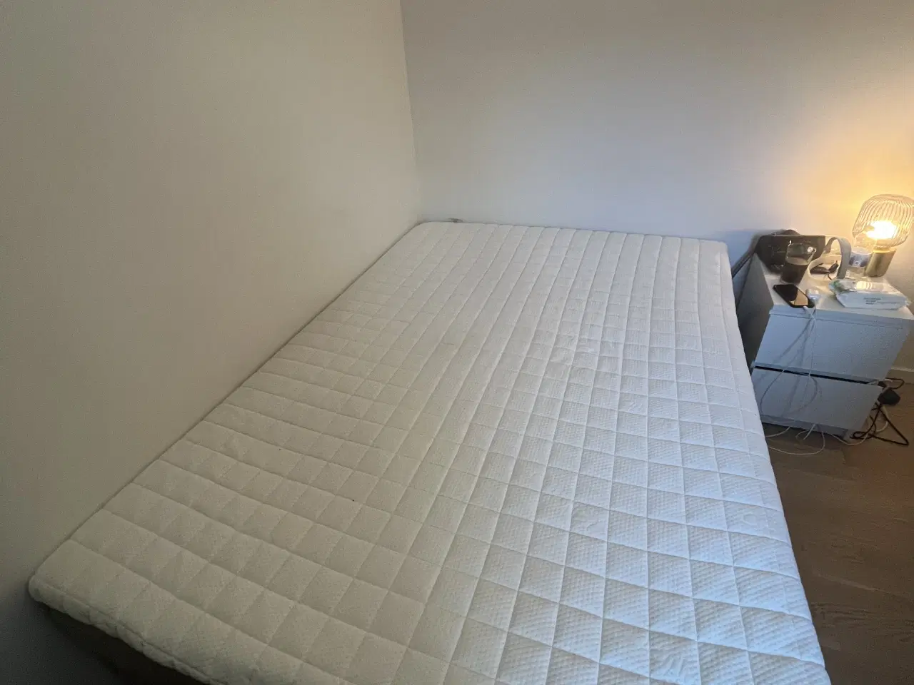 Billede 4 - Elevationsseng 140x200 + topmadras fra Jysk