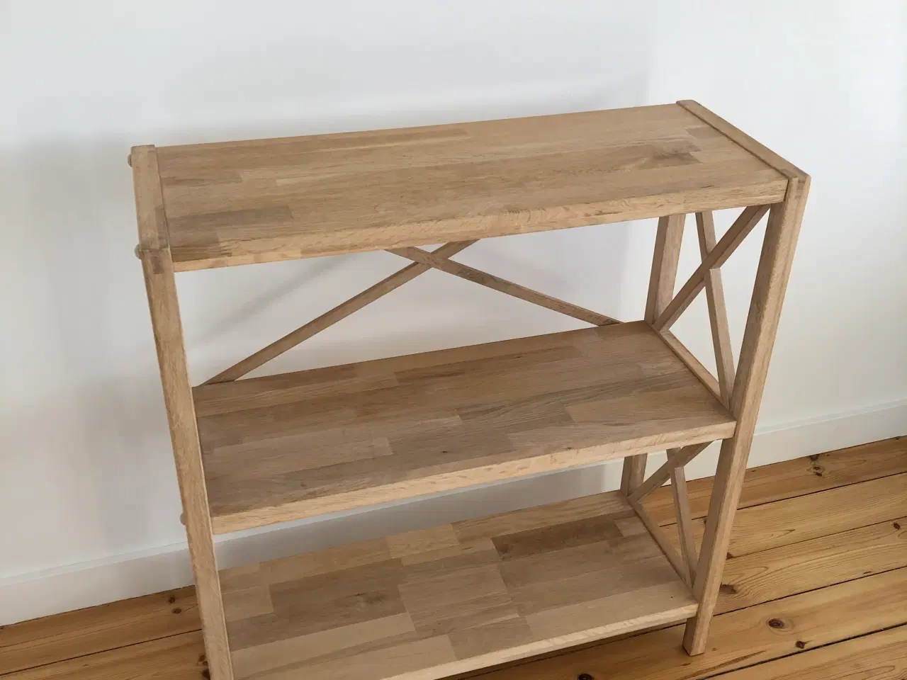 Billede 2 - Solid Egetræs Reol med Stilfuldt Design (30x80x87 