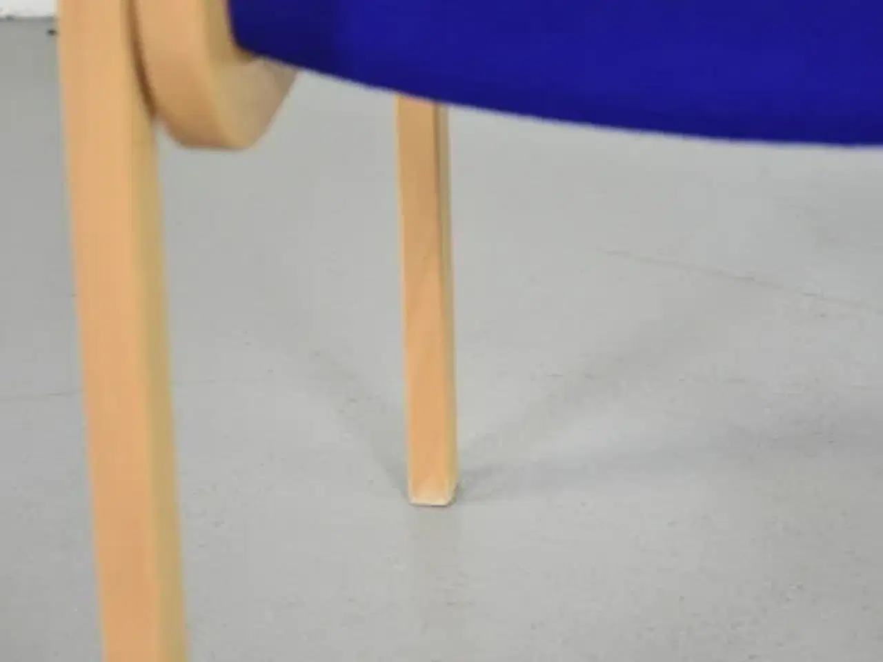 Billede 10 - Farstrup konference-/mødestol i bøg med mørkeblåt polster, med armlæn
