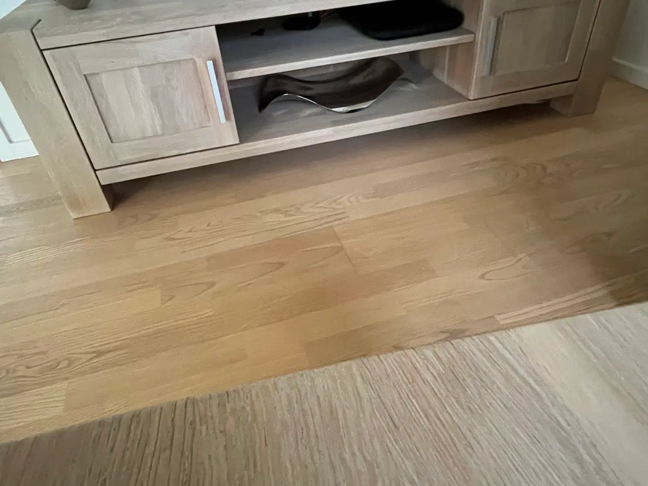 Billede 1 - Tv bord massivt egetræ