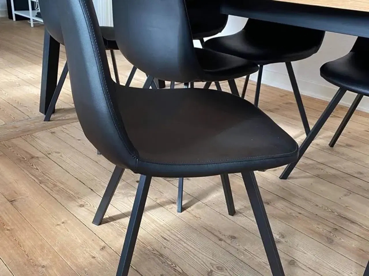Billede 1 - Sælger næsten nyt spisebord med stole