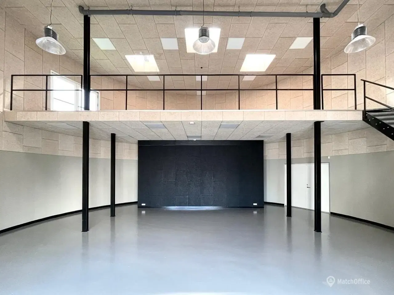 Billede 5 - Unik ejendom - Lager/showroom/kontor - 3 meter port og dobbeltdør som kan åbnes helt op.