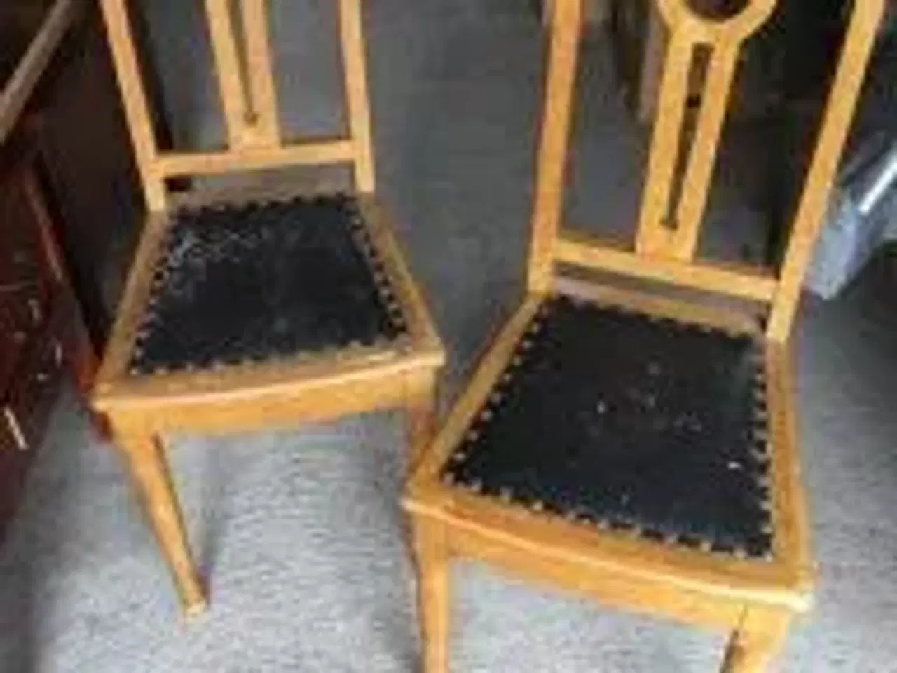 Billede 1 - 2x antikke stole med sort læder betræk.