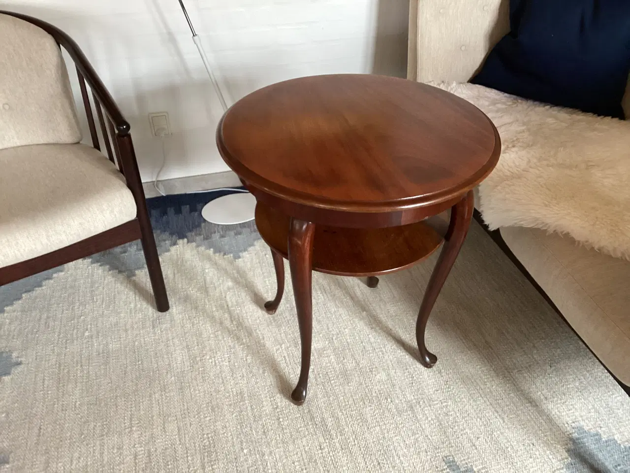 Billede 2 - Sofabord rundt i mørkt træ.