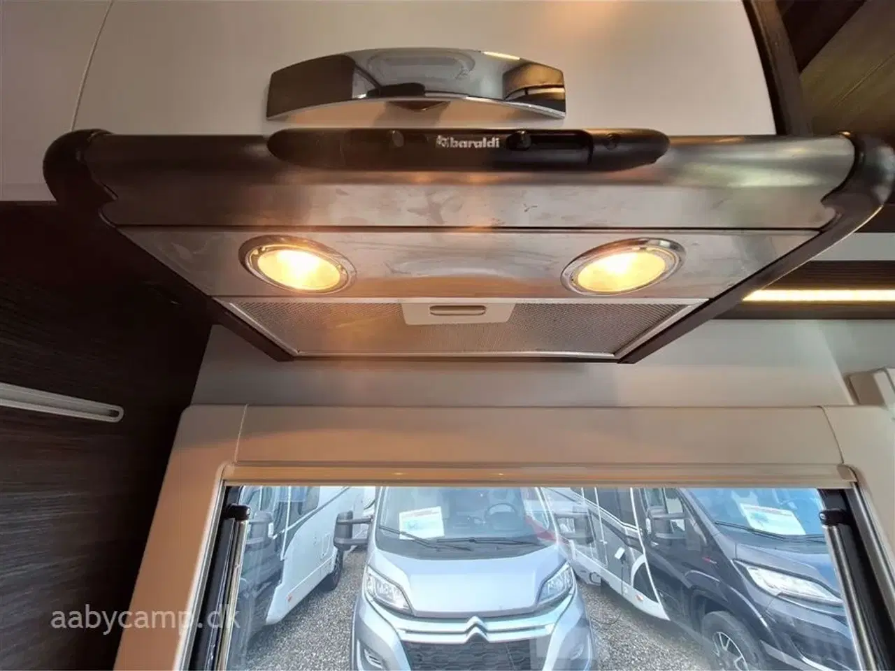 Billede 14 - 2020 - Benimar Mileo 296   QUEENSBED.SOLCELLER.INVERTER.A/C.STØTTEBEN.UDV. GASUDTAG.TV SAMT SOUNDBAR. UNDERVOGNSBEHANDLET. 5 SELEPLADSER