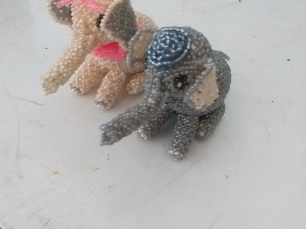 Billede 1 - 2 elefanter lavet i grønlandske perler