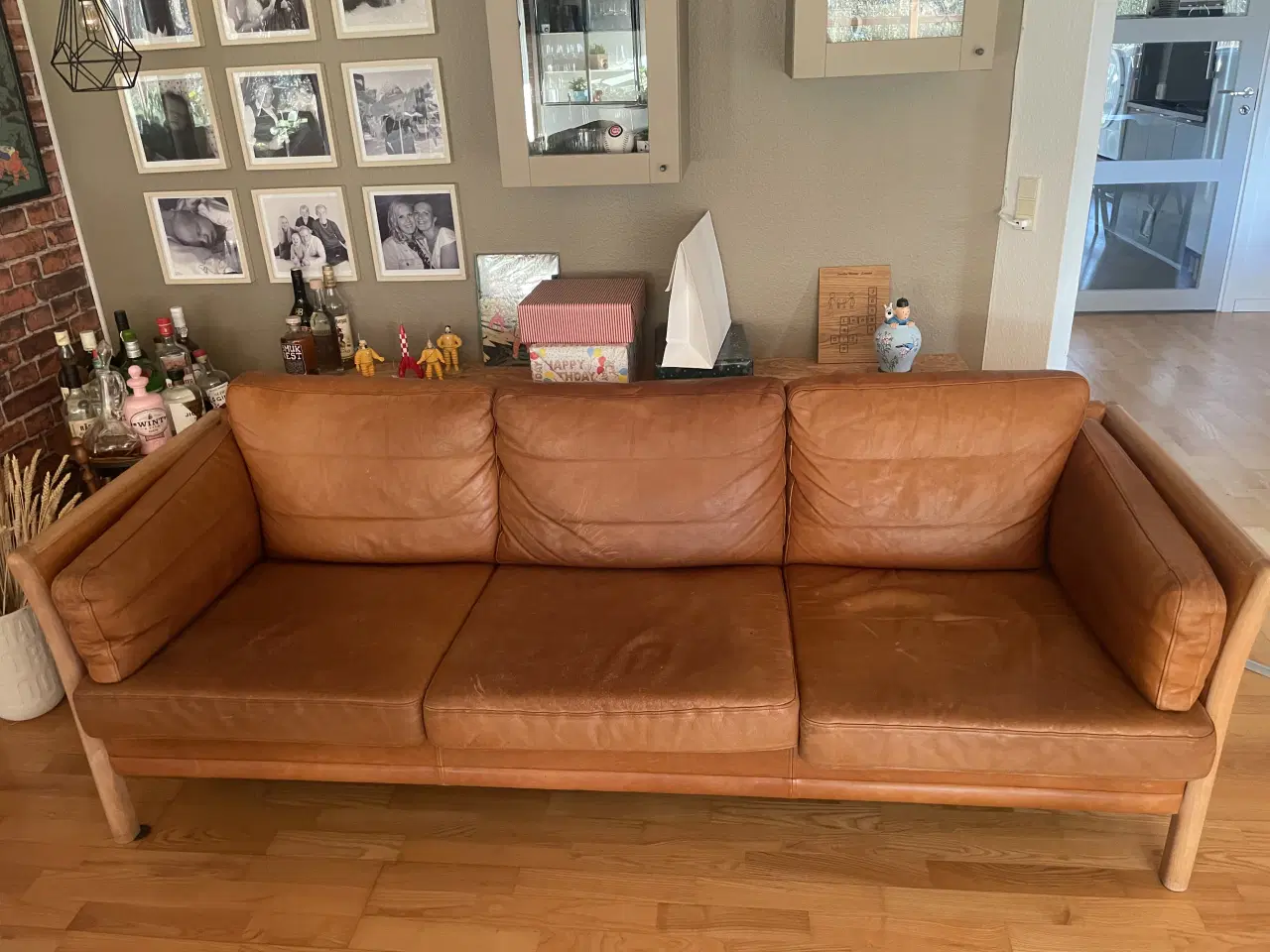 Billede 2 - Mogens Hansen 3-pers sofa i brun læder – tremmesof