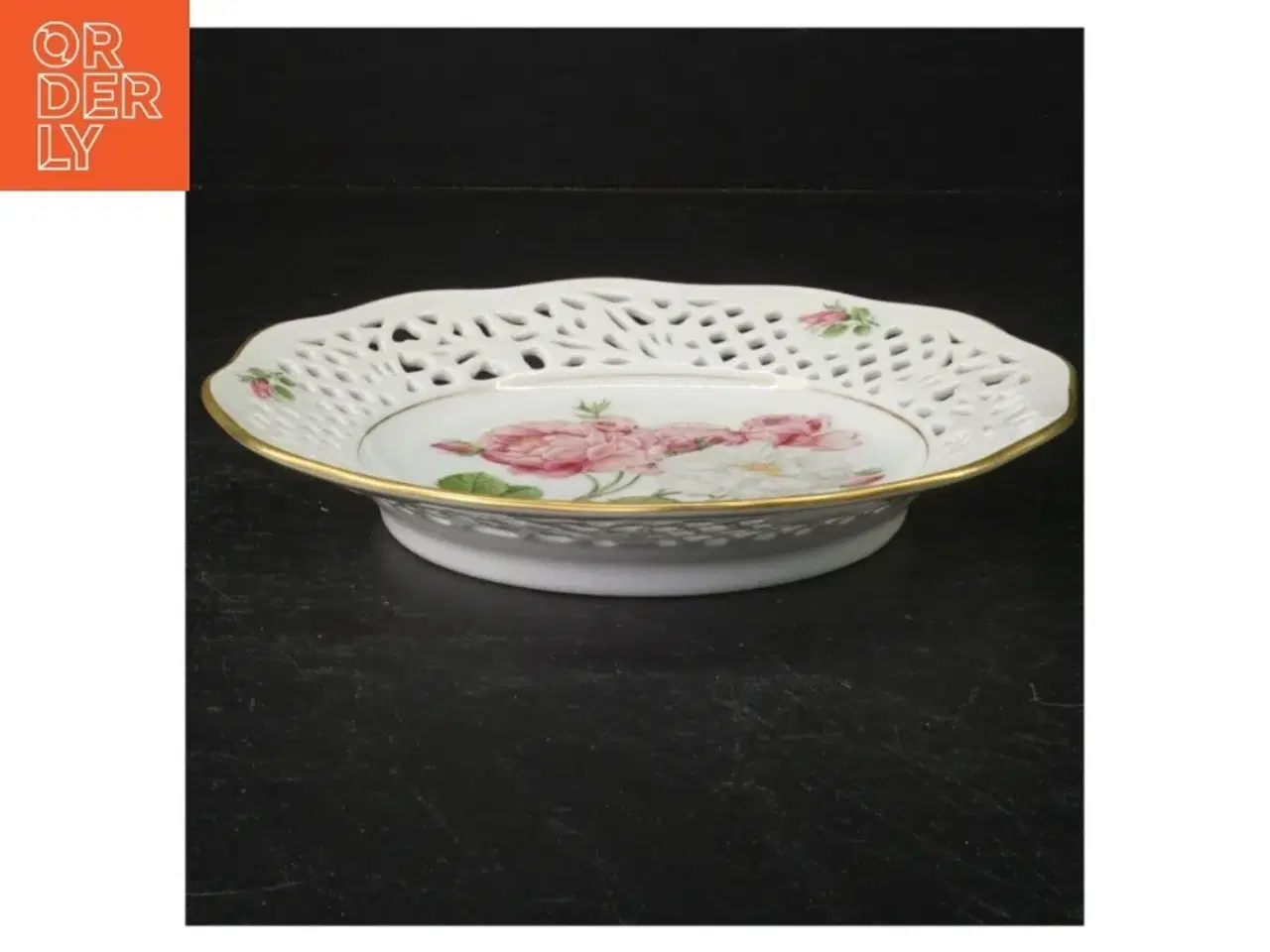 Billede 4 - Porcelænstallerken med gennembrudt kant og rosendekoration fra Firkløveren