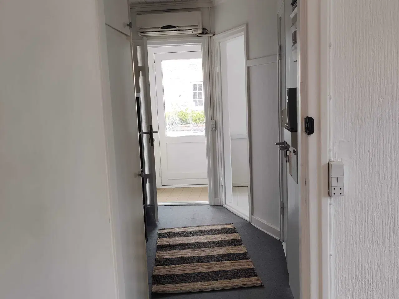 Billede 2 - Lille et v med køkken og bad