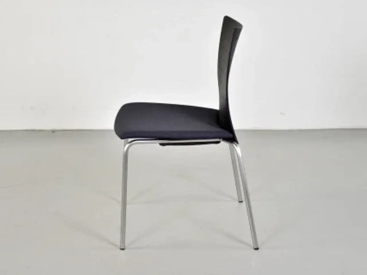 Billede 2 - Randers radius konferencestol med sort ryg og sort/blå polstret sæde