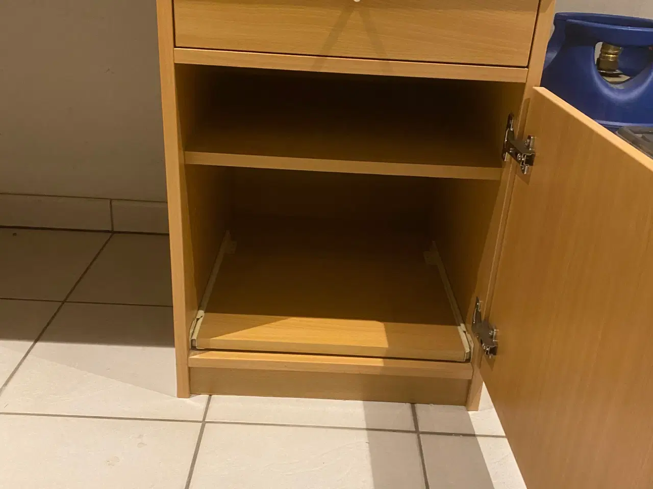 Billede 3 - Skrivebord med skuffe, skab og tastatur-udtræk.