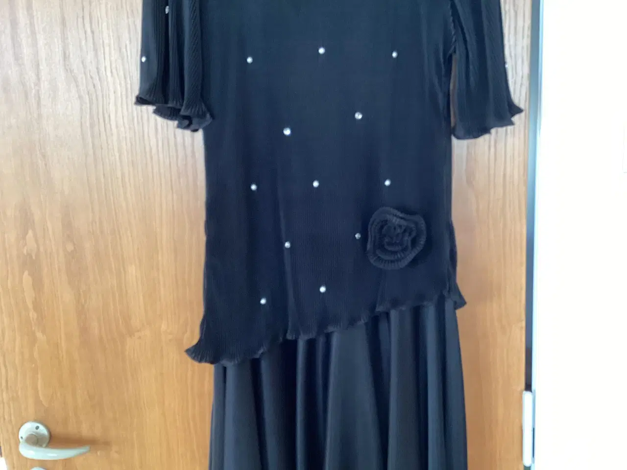 Billede 1 - Sort selskabskjole med rhinsten