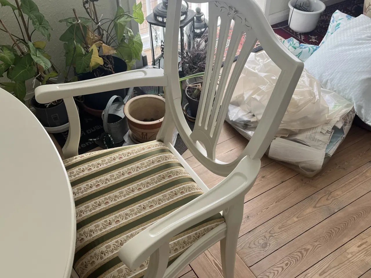 Billede 3 - Spisestue med tilhørende skænk