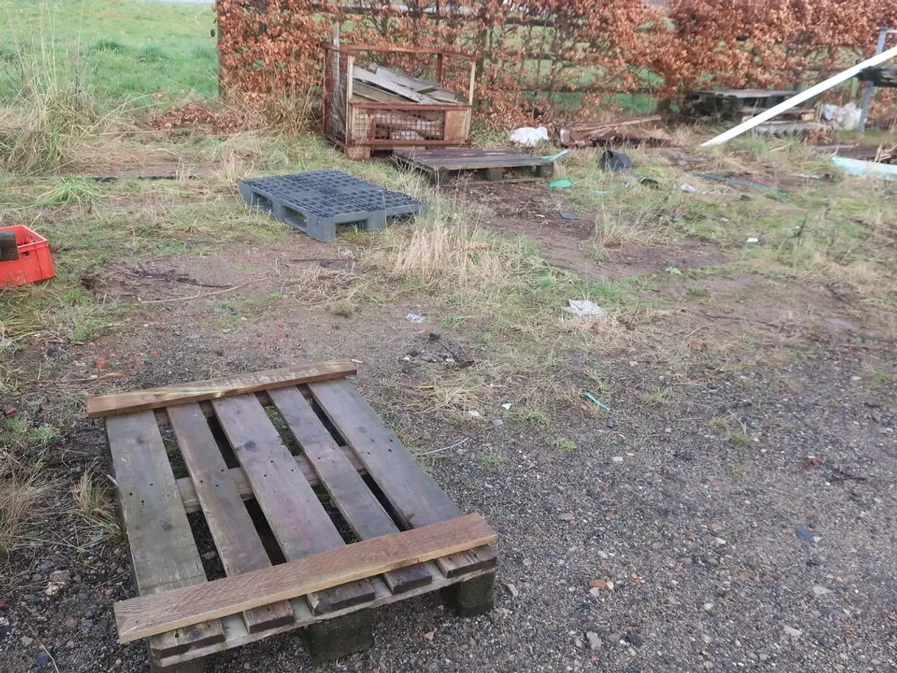 Billede 7 - Div. Barreller med træ, tagplader, stolper m.m.