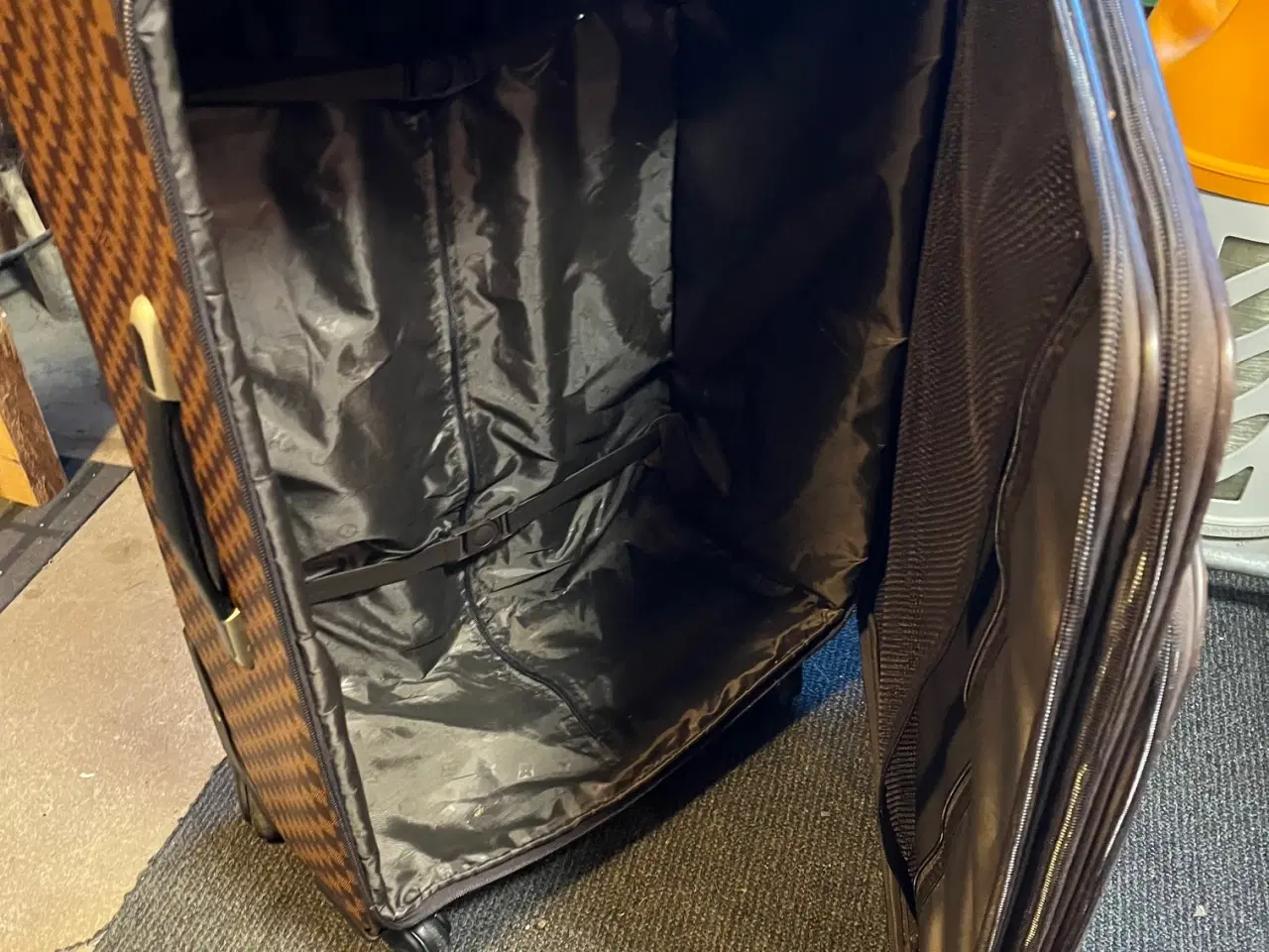 Billede 3 - Kuffert, med hjul