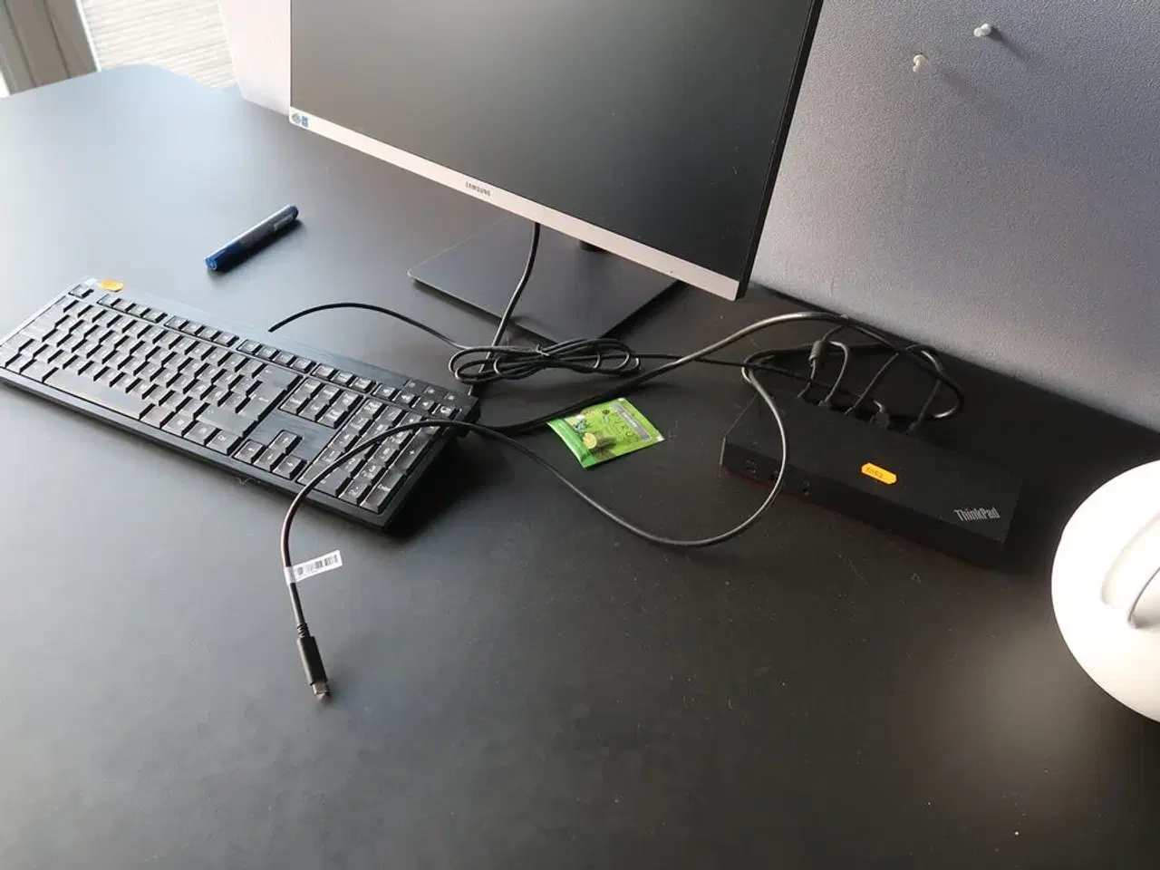 Billede 2 - Computerskærm SAMSUNG S24R65, dockingstation LENOVO ThinkPad Thunderbolt 3 Dock Gen 2, tastatur