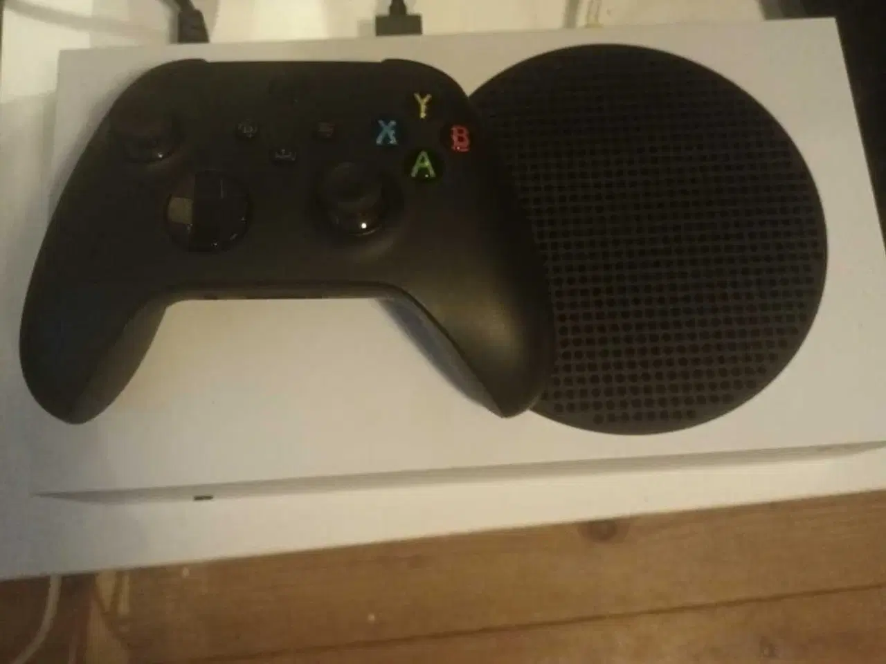 Billede 2 - Xbox series s med controller og kabler og original