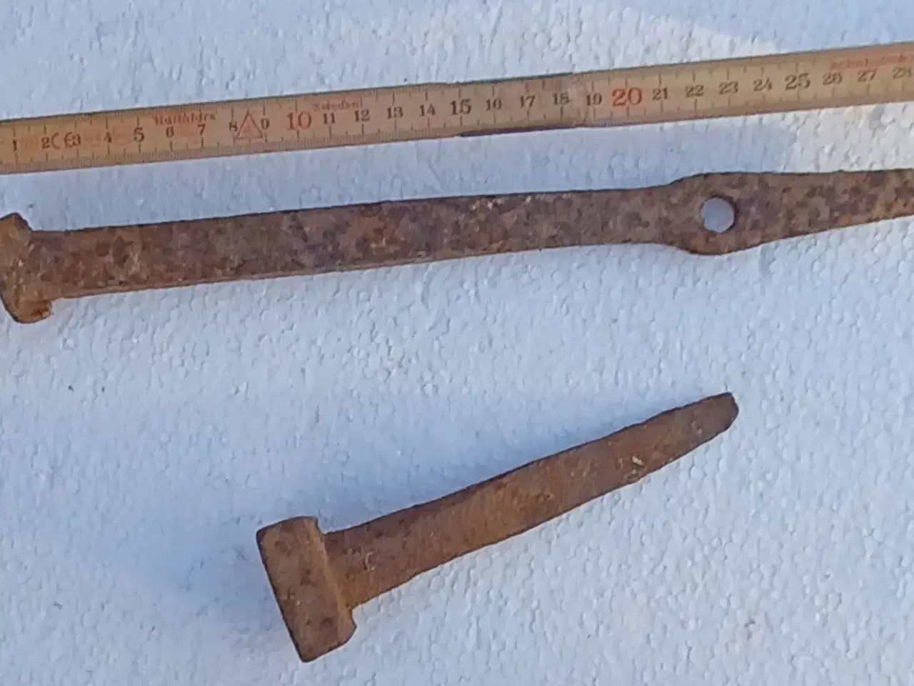 Billede 6 - Antik tøjr-pløk, lille harreambolt og høtyv.