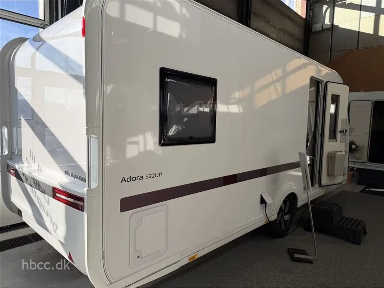 Billede 2 - 2026 - Adria Adora 522 UP   Adria Adora 522 UP – Komfortabel familievogn med dobbeltseng og rundsiddegruppe