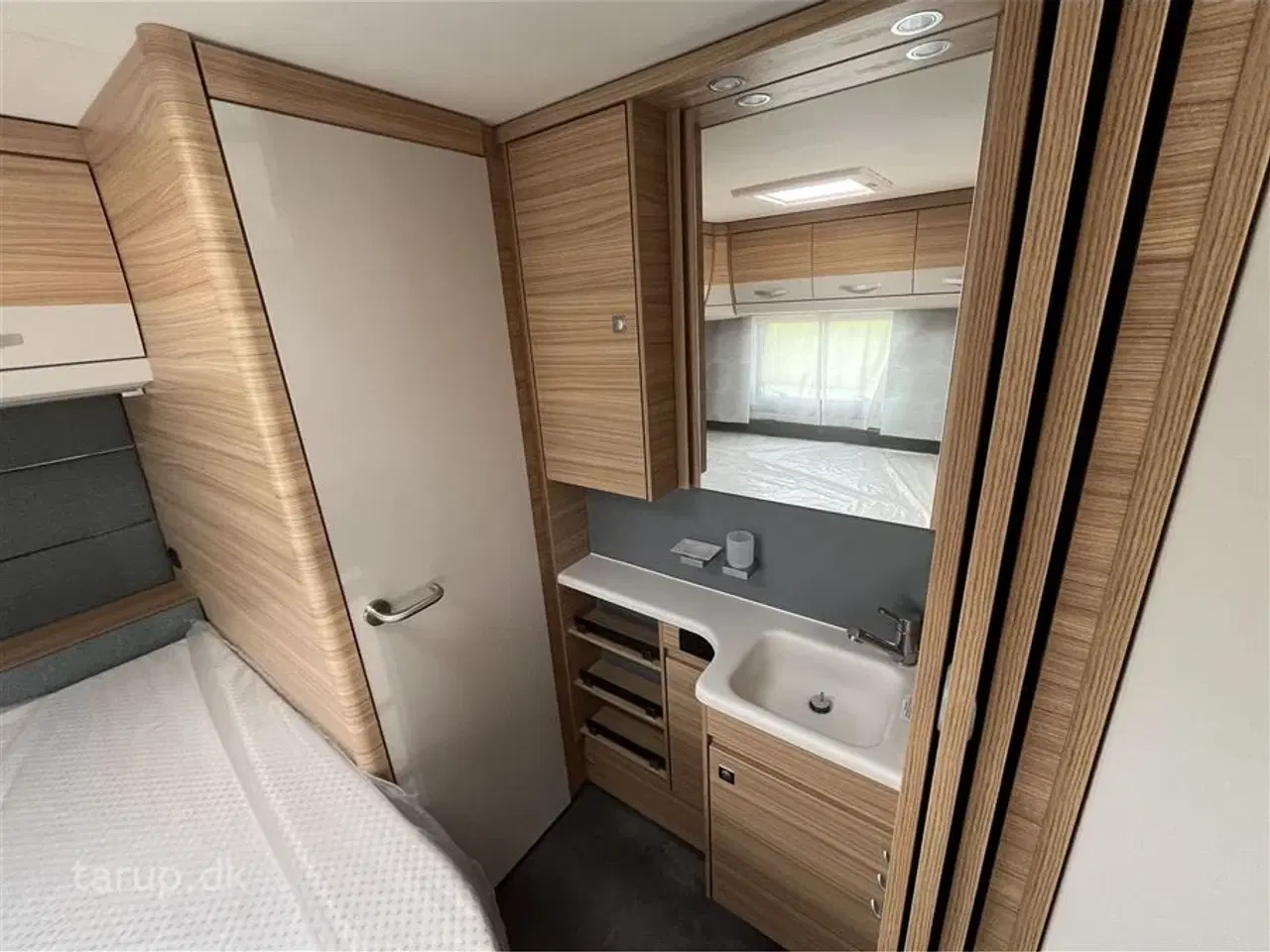Billede 16 - 2023 - Dethleffs Camper 560 FMK    Kan opvejes til totalvægt 2000 kg. Dobbeltsengs- og køjevogn, rundsidde-gruppe, Truma varme, 3-trins el-gulv-varme, stort kølesk.