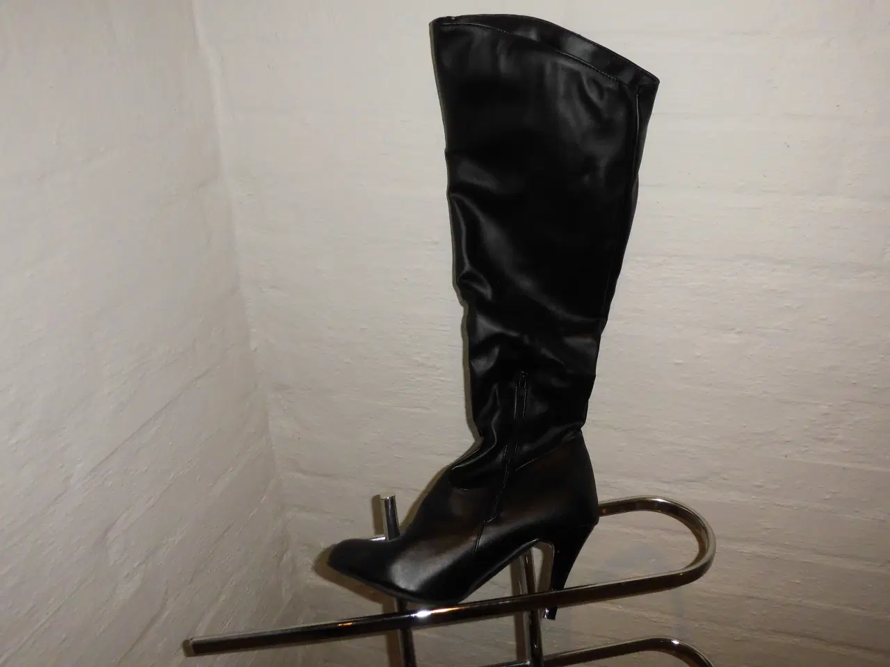 Billede 1 - Støvler med hæl i imiteret skind