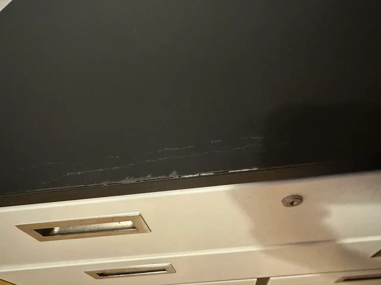 Billede 3 - Fin sort og hvid metalkommode på hjul sælges