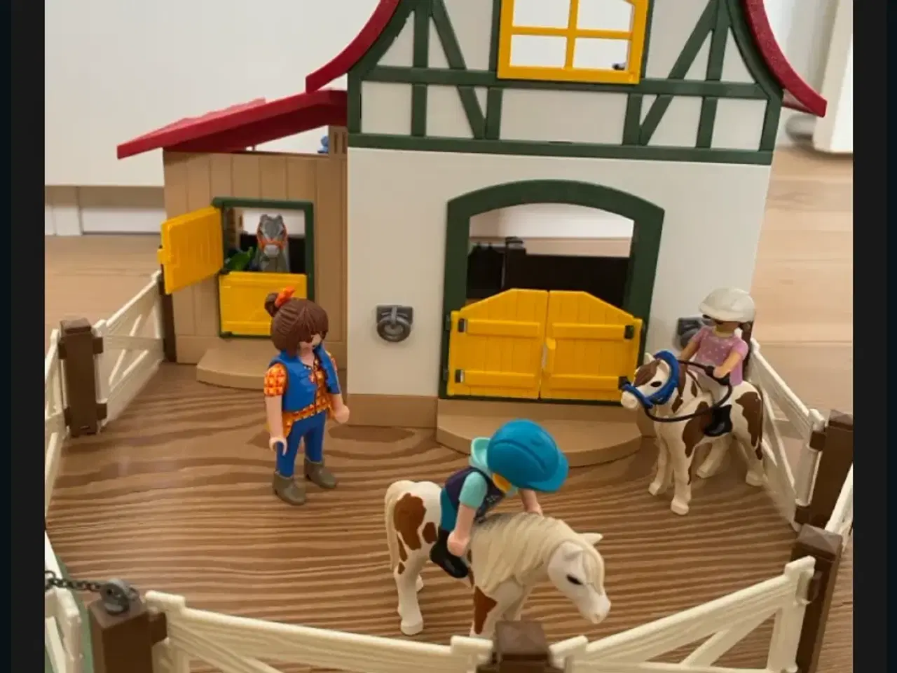 Billede 6 - Playmobil kæmpe hestestald med mange heste