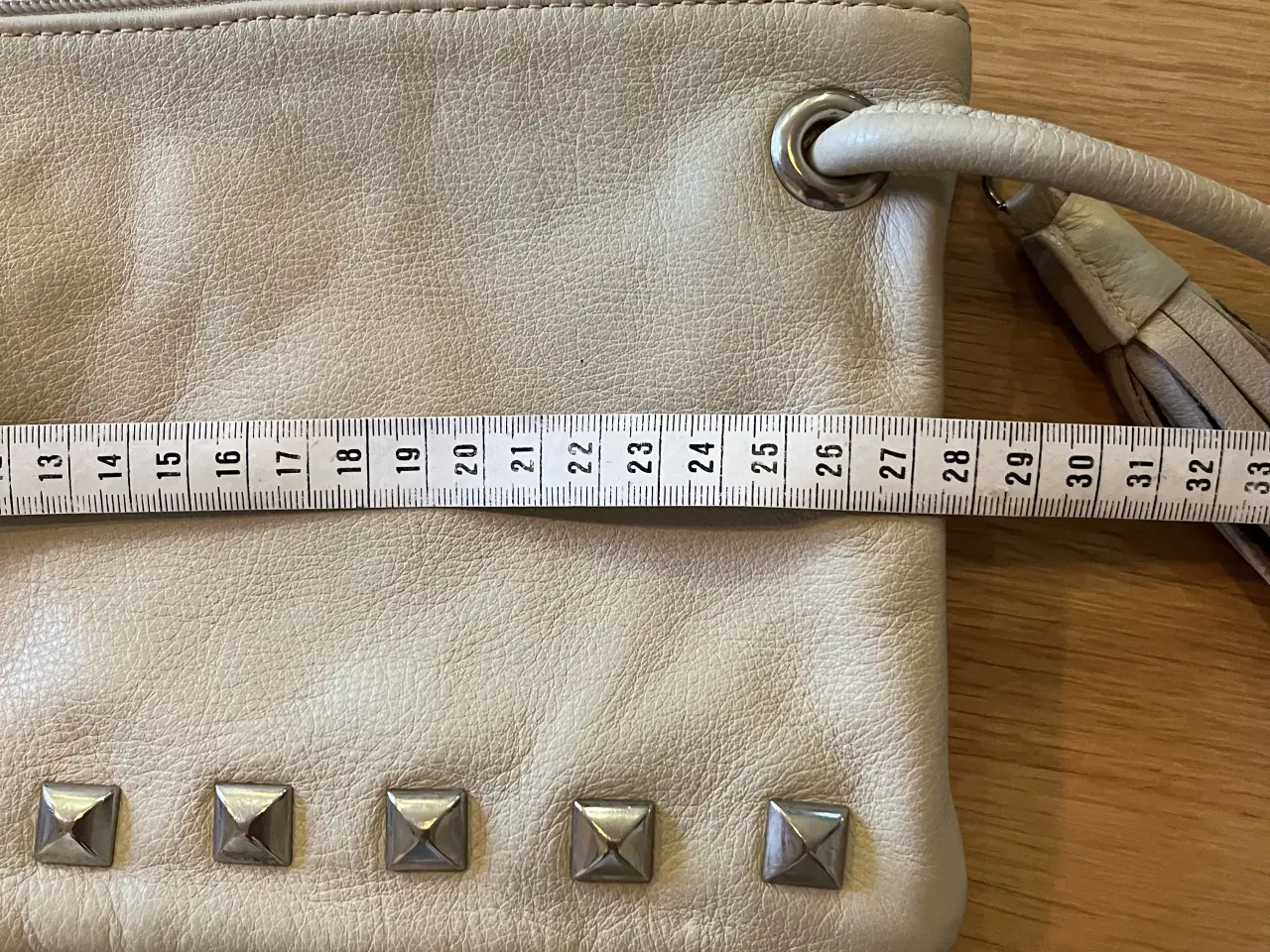 Billede 3 - Clutch med nitter.