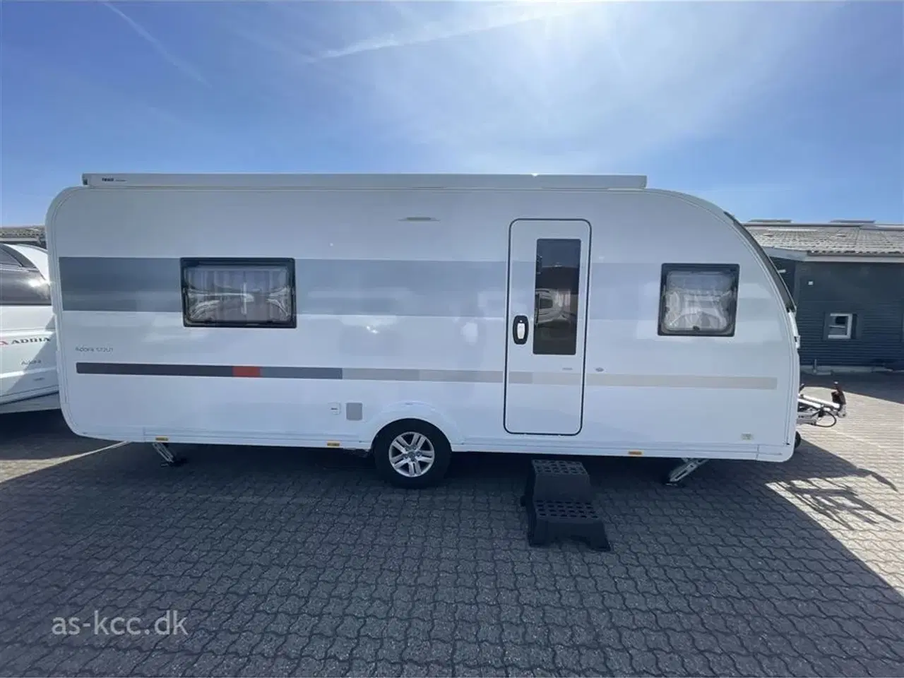 Billede 2 - 2021 - Adria Adora 572 UT   Adria Adora 572 UT årg. 2021 4 sovepladser, 5 siddepladser. Alde centralvarme., Air Con, Thule markise på taget. Alde Centralvarme.